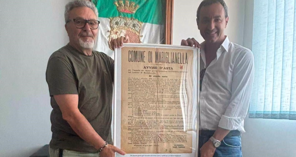 2. Giovanni Russo consegna pre Ciro Maione Manifesto Avviso Pubblico del 1933 al Sindaco Arcangelo Russo Mariglianella 26.6.2026mod