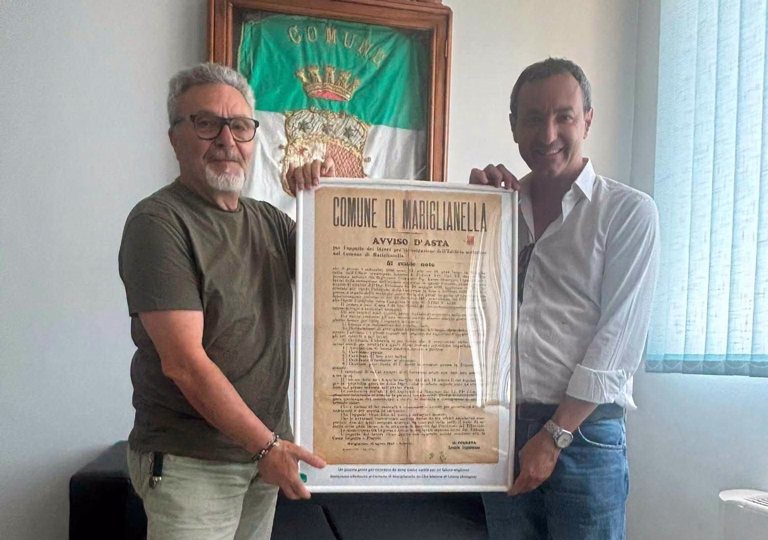 2. Giovanni Russo consegna pre Ciro Maione Manifesto Avviso Pubblico del 1933 al Sindaco Arcangelo Russo Mariglianella 26.6.2026mod