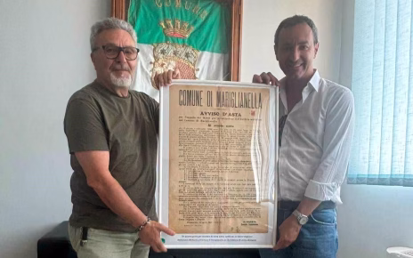 2. Giovanni Russo consegna pre Ciro Maione Manifesto Avviso Pubblico del 1933 al Sindaco Arcangelo Russo Mariglianella 26.6.2026mod