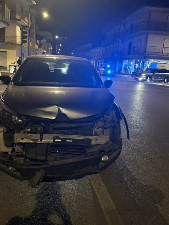 Schianto nella serata a Telese Terme: furgone abbatte un semaforo e piomba sulla vetrina di un negozio 5 32f34ff9 95f6 467c b45d 459b2c4fe990