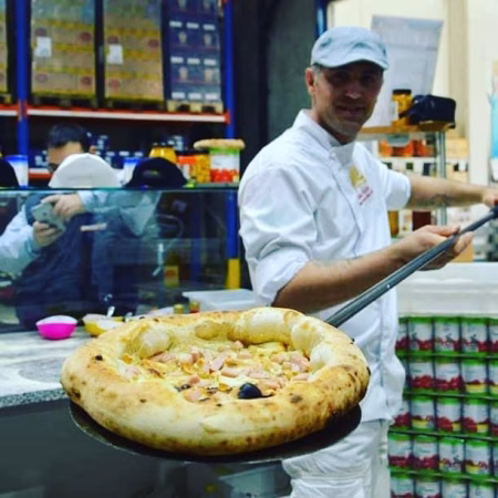 Guinness World Records della solidarietà: Ciro Sasso protagonista del record che ha trasformato 10mila pizze in un grande gesto d'amore 7 612788798 1455366359530526 1895458801042961379 n