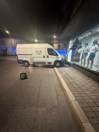 Schianto nella serata a Telese Terme: furgone abbatte un semaforo e piomba sulla vetrina di un negozio 4 63a267fb 542d 4cf5 a9b7 1a8b941e0214 2