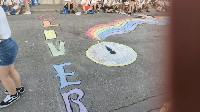 Marigliano, Lausdomini: gara di gessetti per l'estate ragazzi di Irene '95. L'entusiasmo trionfa nei colori e nei sentimenti di speranza 20 72bde495 2cf0 4b7f 8dd9 ac4e102f8da6