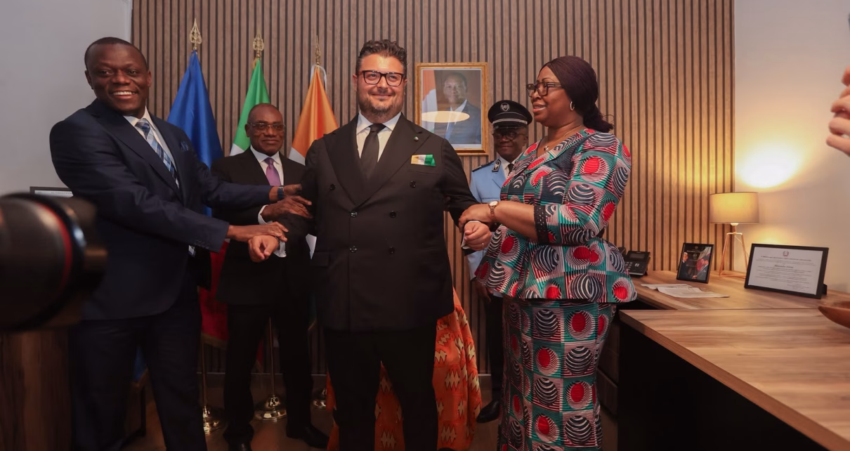 Napoli, Costa D'Avorio: in città il nuovo Consolato Onorario. Opportunità di Partnership con la Campania 12 IOVINO E AMBASCIATRICE RITUALE INVESTITURA 01