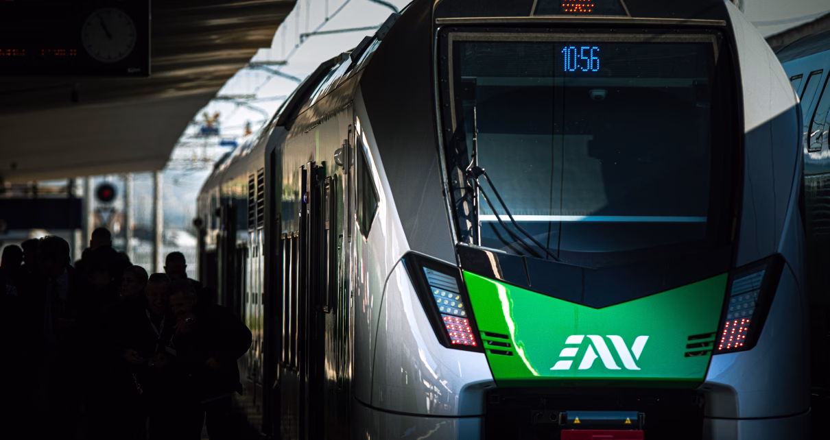 Treno Stadler EAV in Stazione Centrale Napoli Linea Napoli Piedimonte