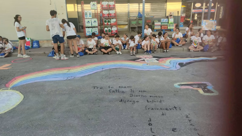 Marigliano, Lausdomini: gara di gessetti per l'estate ragazzi di Irene '95. L'entusiasmo trionfa nei colori e nei sentimenti di speranza 19 affe3f8f febe 453b 96ac 84928ff65d57
