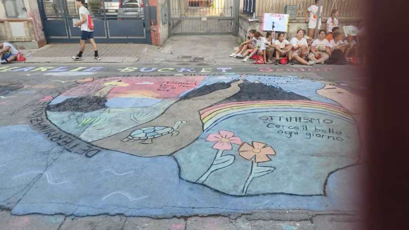 Marigliano, Lausdomini: gara di gessetti per l'estate ragazzi di Irene '95. L'entusiasmo trionfa nei colori e nei sentimenti di speranza 22 bb758d8d beeb 475c acda d012a1ad51b1