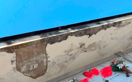 Frignano, degrado al cimitero. L'opposizione: "Amministrazione inerte, sicurezza a rischio e cantiere incompiuto" 31 cimitero 1
