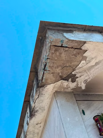 Frignano, degrado al cimitero. L'opposizione: "Amministrazione inerte, sicurezza a rischio e cantiere incompiuto" 4 cimitero 3