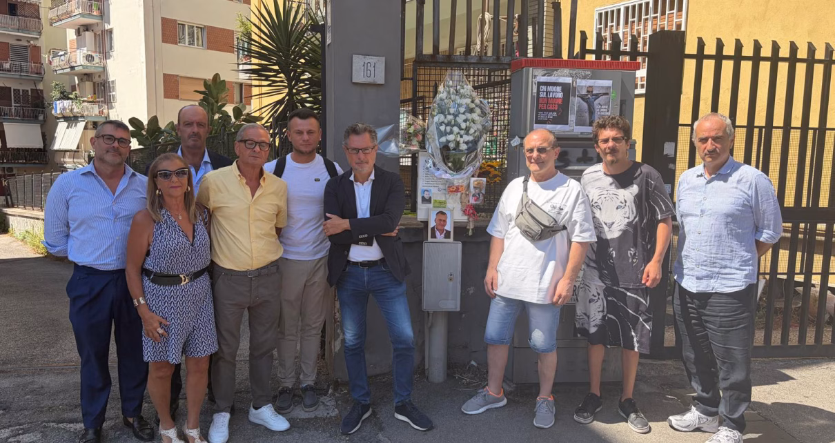 Napoli, morti sul lavoro. A un anno dalla tragedia dell'Arenella: Europa Verde alla commemorazione delle tre vittime con i familiari 11 commemorazione operai morti arenella