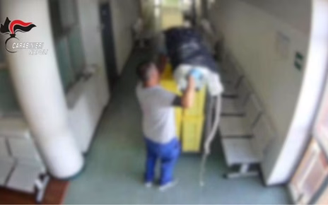 Napoli, ruba un condizionatore dal Pascale ma la targa lo incastra: denunciato 48enne 4 1787740345421 furto pinguino