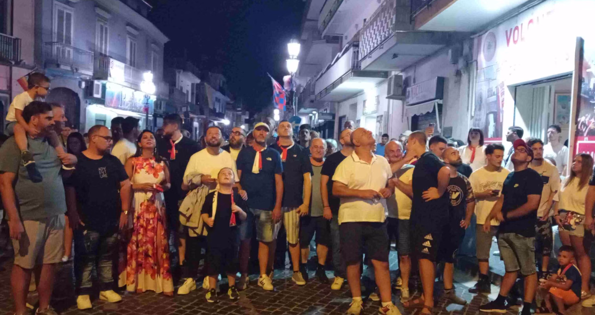 2. Sguardi sullo Striscione Giglio Calzolaio Nola 2027 con Paranza Volontari 1978 Brusciano 30.7.2026
