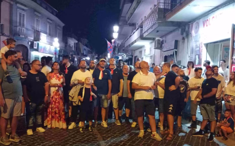 Brusciano, Paranza Volontari 1978 per Giglio Calzolaio Nola 2027 6 2. Sguardi sullo Striscione Giglio Calzolaio Nola 2027 con Paranza Volontari 1978 Brusciano 30.7.2026