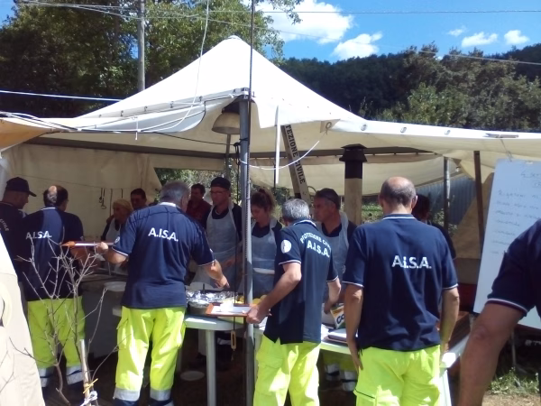 Amatrice, dieci anni dopo il terremoto: il ricordo dei volontari e della solidarietà 6 6. Campo Post Terremoto Saletta di Amatrice Pausa Paranzo Volontari 4.9.2016 1
