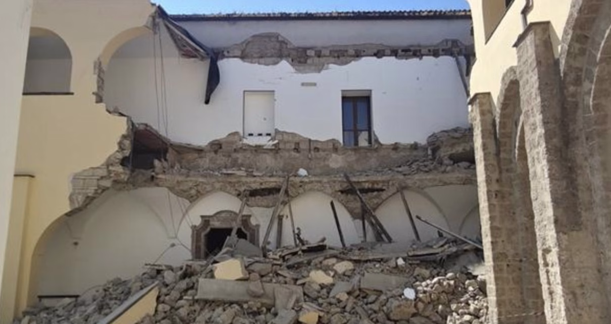 Aversa, crollo nel chiostro di San Francesco. Gli architetti: "Servono controlli costanti sul patrimonio edilizio" 32 9711663 17214701 screenshot 2026 08 17 alle 21.46.54