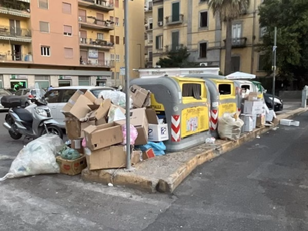 Arenella piazza degli Artisti rifiuti