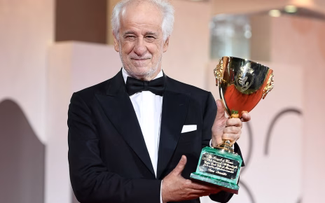 Premio Faraglioni Capri International 2026: premio a Toni Servillo. Il Maestro dedicherà al pubblico un suo intervento teatrale 45 Tony Servillo e1763382105195