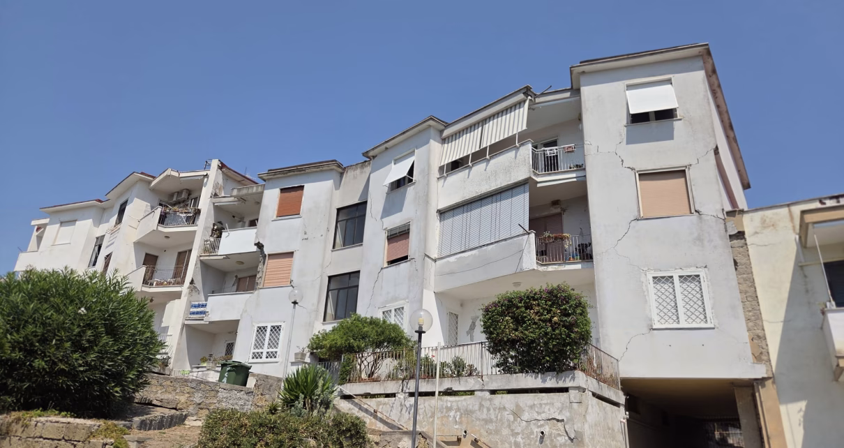 Campi Flegrei, gli architetti: "Serve vaccinazione edilizia diffusa" 6 crolli02