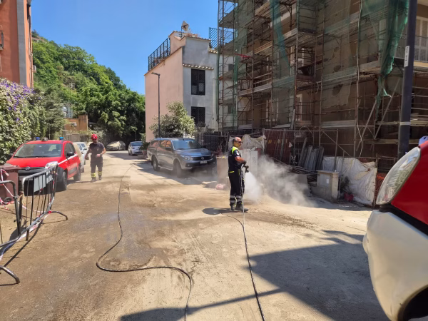 Campi Flegrei, frana costone e colpisce auto con un uomo all’interno salvato dal figlio: “Pericolo crollo segnalato da tempo ma nessuno è mai intervenuto” 5 crollo pozzuoli 1