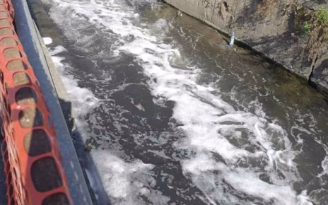 emergenza inquinamento a scafati schiuma bianca e miasmi soffocano il fiume sarno
