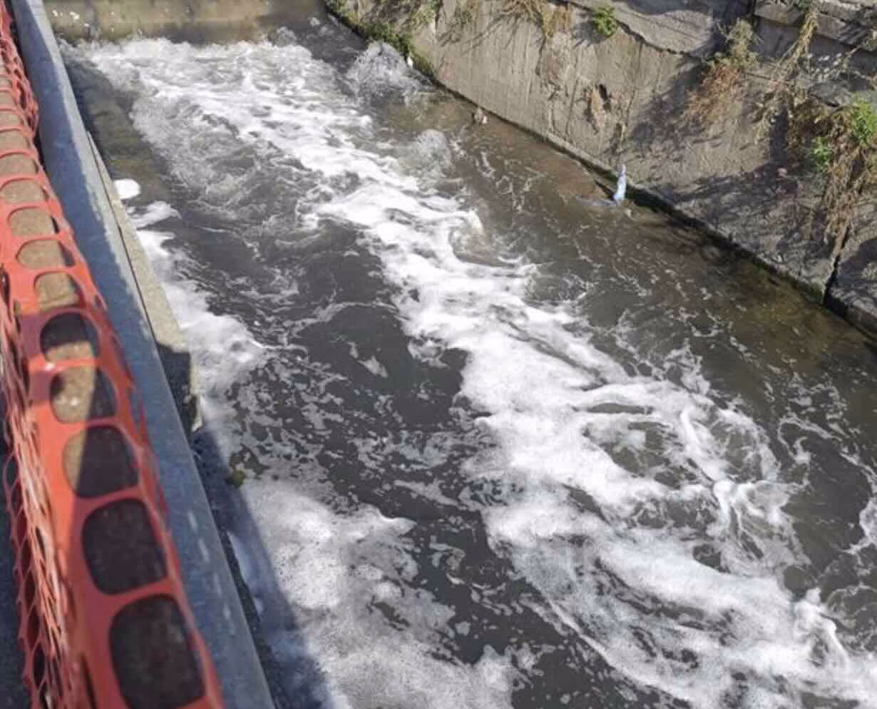 emergenza inquinamento a scafati schiuma bianca e miasmi soffocano il fiume sarno