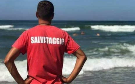 Mondragone, bagnino sfida il mare e salva due bambini. Borrelli: "Dopo le scene vergognose della rissa una pagina di coraggio e umanità" 38 salvataggio1