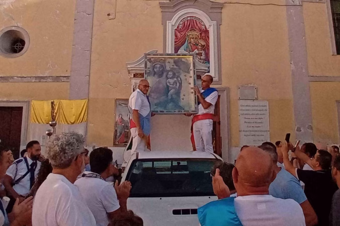 Mariglianella, Processione Madonna dell’Arco per 90° Battenti 4 4. Pres. Bellopede e Vica Esposito Posizionano MDA per Processione 90° Battenti Mariglianella 5.9.2026