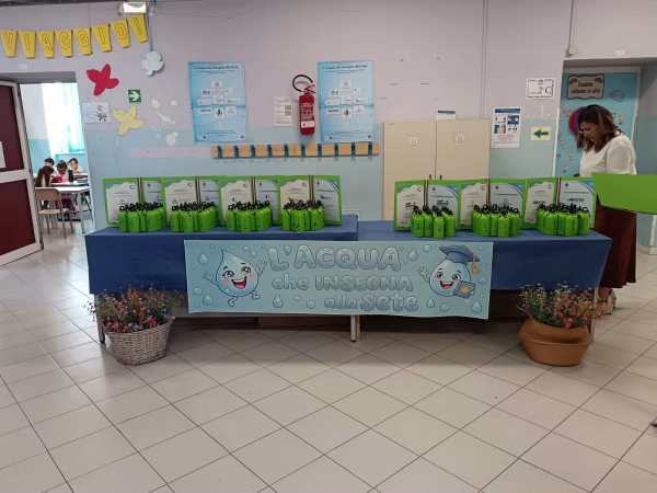 Marigliano, alla Don Milani-Aliperti arriva “L’Acqua che Insegna alla Sete”: borracce e fontanina per una scuola plastic free 3 6c22d329 e20f 4fa1 89a7 431d5ec12d4d