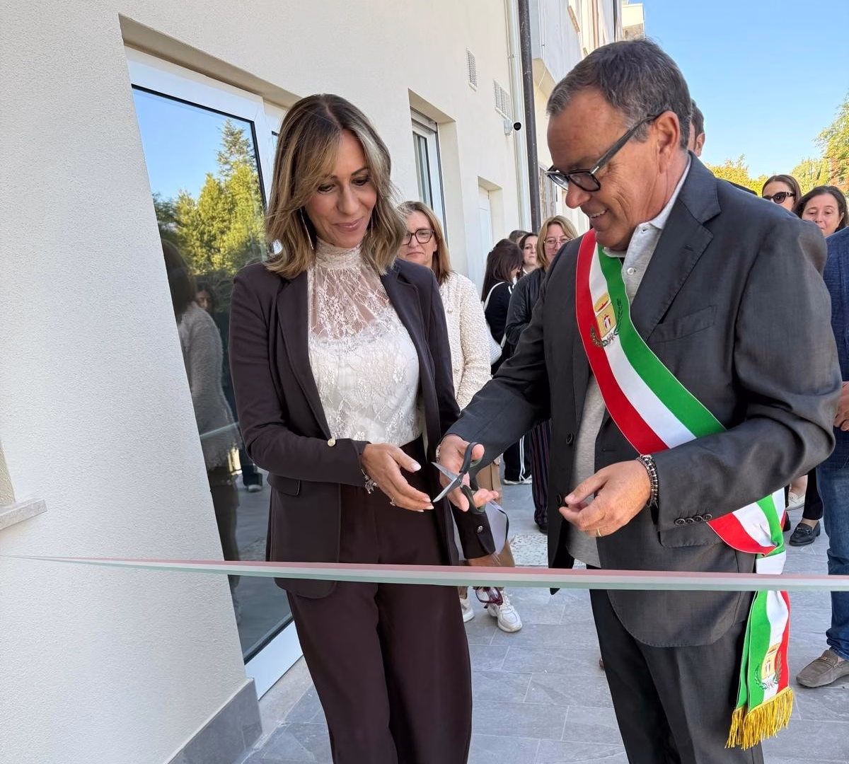 Foto 1 San Leucio del Sannio Bn Inaugurazione palestra scolastica il taglio del nastromod