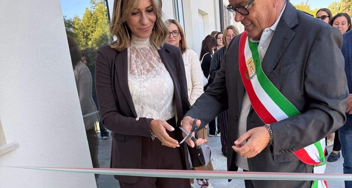 Foto 1 San Leucio del Sannio Bn Inaugurazione palestra scolastica il taglio del nastromod