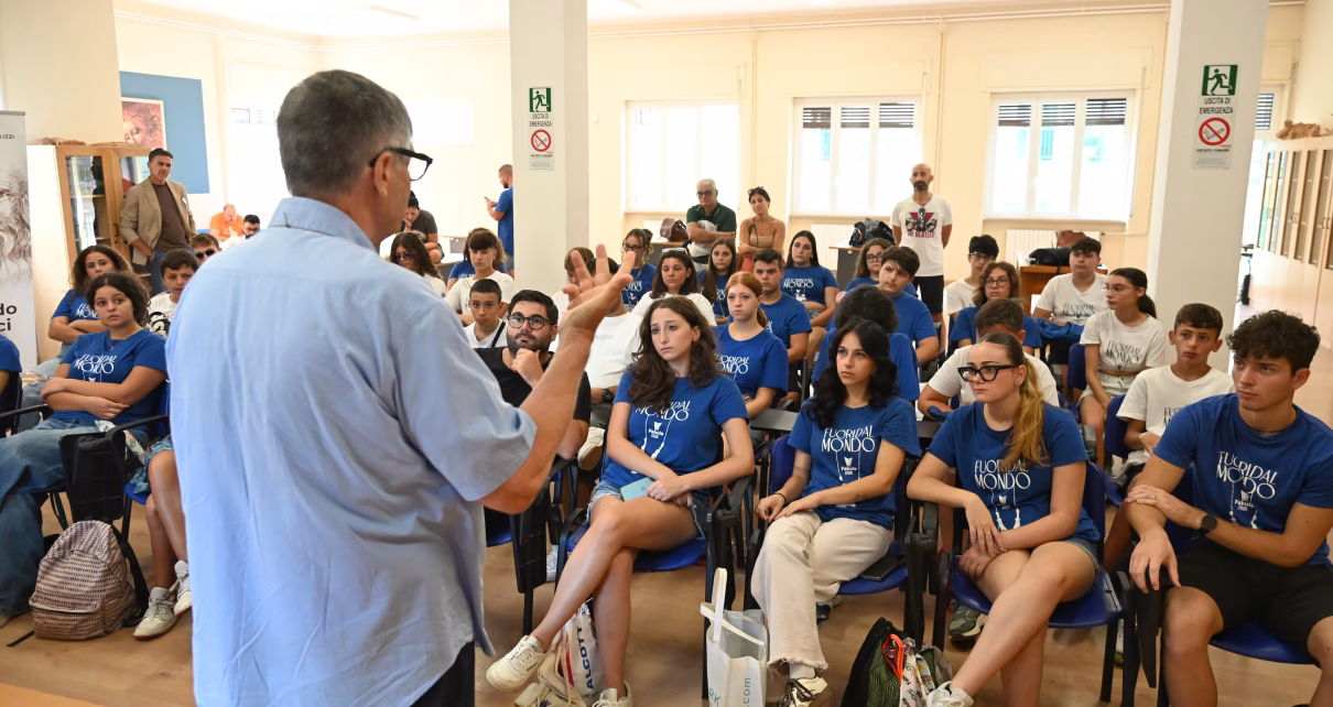 PREMIO FABULA 2026, "Fuori dal mondo vuol dire osare": don Patriciello incontra i ragazzi 7 Patriciello Fabula 1