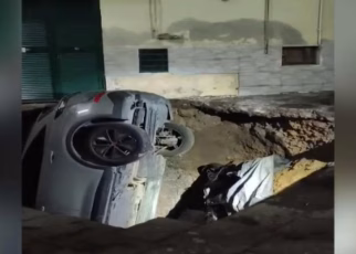 Napoli, auto finisce in una voragine a Materdei: conducente salvato dagli abitanti 28 1791629000895 voragine materdei