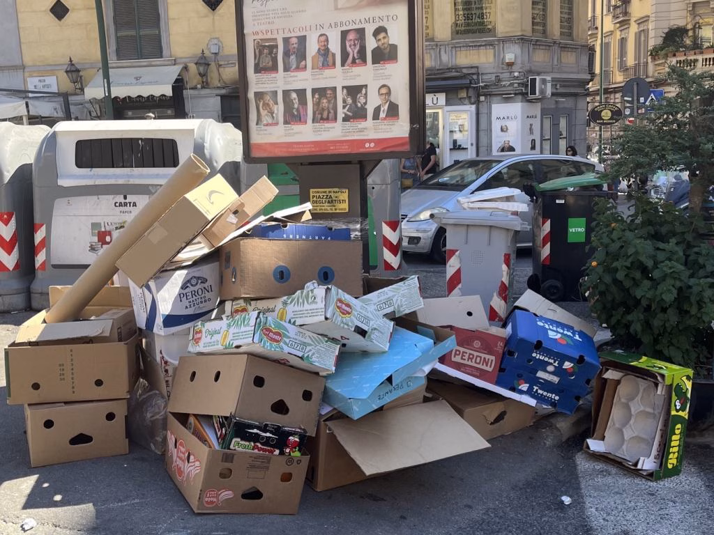 Piazza degli Artisti imballaggi sul marciapiede