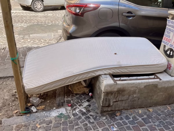Napoli, degrado e abbandono sulla collina vomerese 3 Via Cimarosa materasso sul marciapiedi