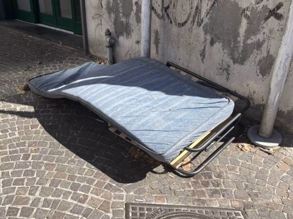 Napoli, degrado e abbandono sulla collina vomerese 2 Via Luigia Sanfelice materasso con rete 1