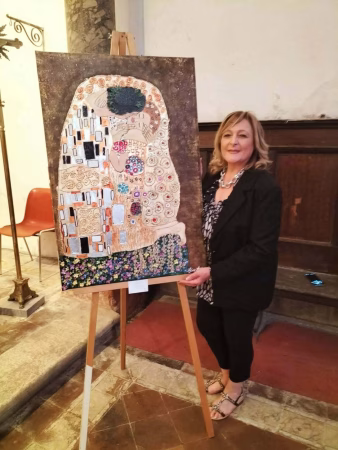 PRIMO PIANO – Dalla passerella alla tela: Francesca Sgambato tra cartapesta, Klimt e nuovi riconoscimenti 5 e006e30c 9316 4445 928a a8969c6f5ad4